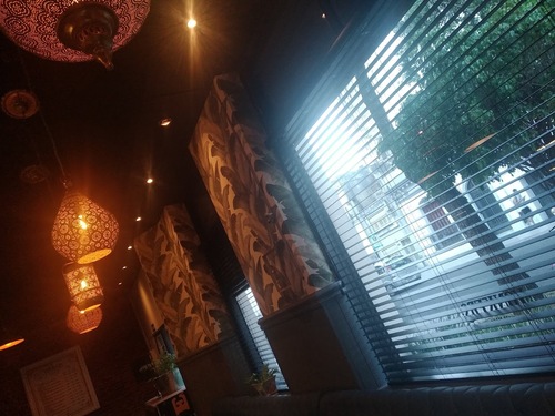 gente cenando en el local